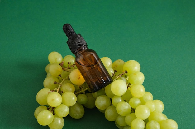 Butelka z bursztynowego szkła i zielone winogrona