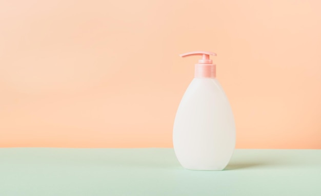 Zdjęcie butelka z dozownikiem żel antyseptyczny produkt kosmetyczny nowoczesne pastelowe tło