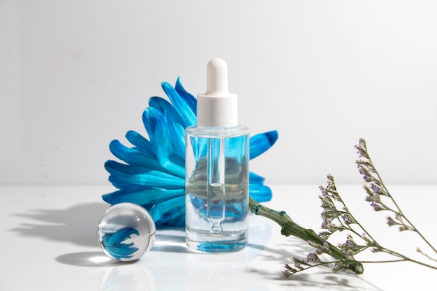 Butelka z rurką do makiety do pielęgnacji skóry marki produktów kosmetycznych z zakraplaczem w kremie do balsamu z naturalnym kwiatem