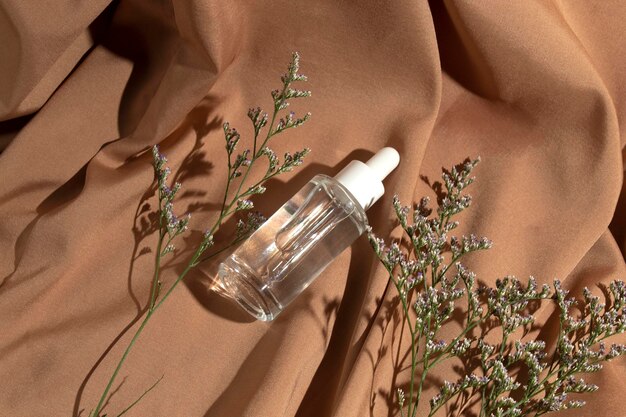 Butelka z rurką do makiety do pielęgnacji skóry marki produktów kosmetycznych z zakraplaczem w kremie do balsamu z naturalnym kwiatem