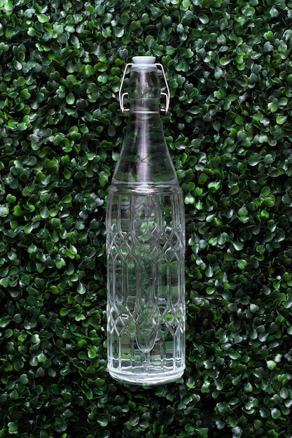 Zdjęcie butelka z wodą na zielonych liściach