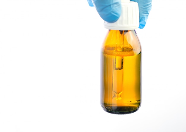 Butelka z zakraplaczem w rękach lekarza w laboratorium