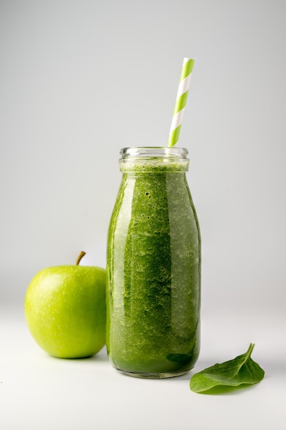 Butelka zielonego koktajlu Jabłkowy bananowy seler i szpinak detox smoothie shake napój