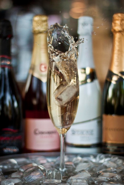 Zdjęcie butelki gastronomiczne i kieliszki szampana