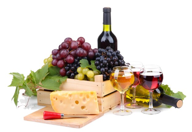 Butelki i kieliszki wina asortyment winogron i serów na białym tle