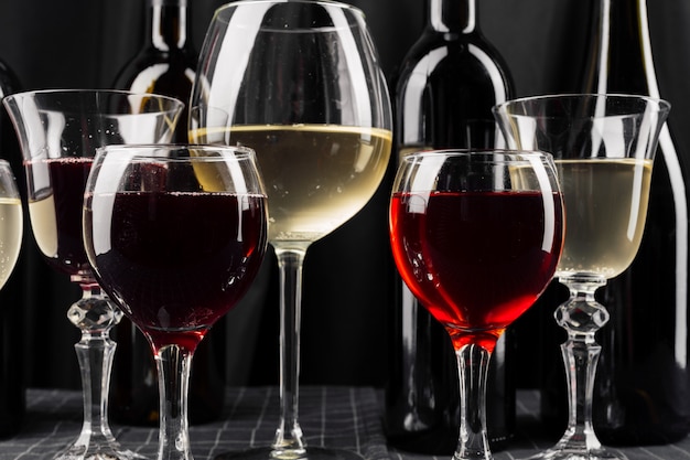Butelki i kieliszki wina