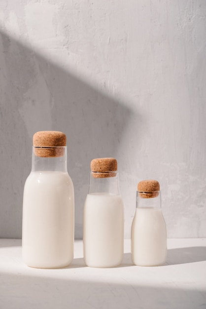 Butelki mleka na białym stole