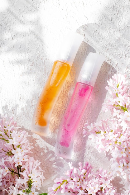 Butelki na perfumy z kwiatami Wybór zapachu Kosmetologia Produkty kosmetyczne Artykuł o perfumach