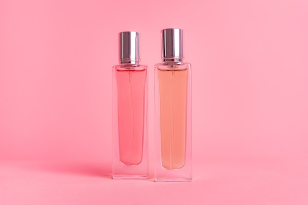 Butelki Perfum Na Różowej Powierzchni. Aromaterapia. Zapach Perfum.