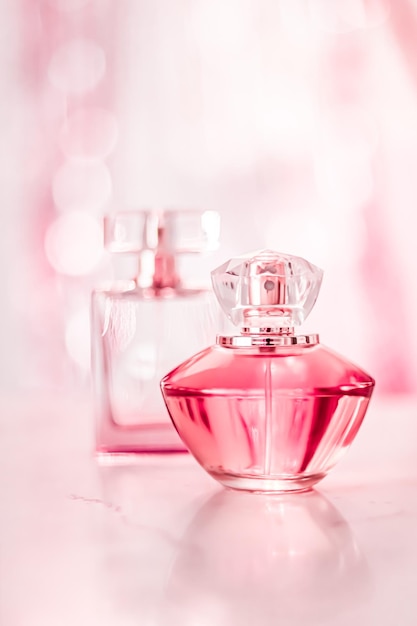 Butelki perfum na tle glamour kwiatowy kobiecy zapach zapach i woda perfumowana jako luksusowy prezent świąteczny kosmetyczny i kosmetyczny obecny