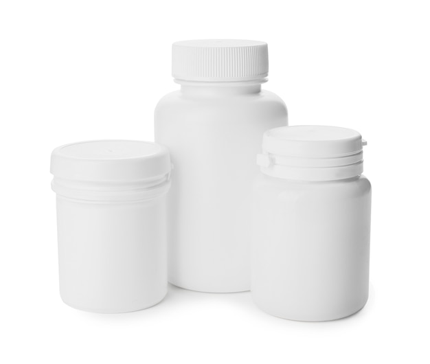 Butelki różnych tabletek na białym tle