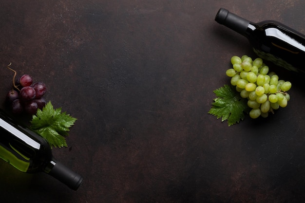 Butelki wina i winogrona Widok z góry z miejscem na tekst