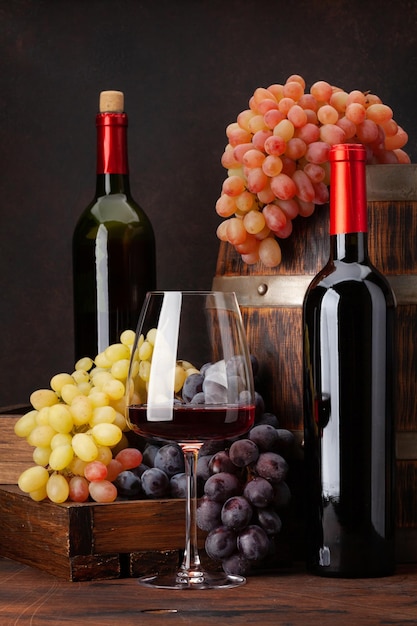 Butelki wina winogrona kieliszek wina