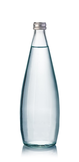 Butelki wody na białym tle