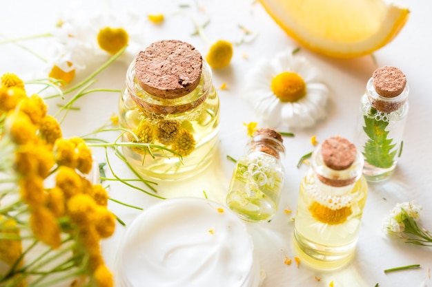 Butelki z naturalnymi kosmetykami z bliska kwiatów