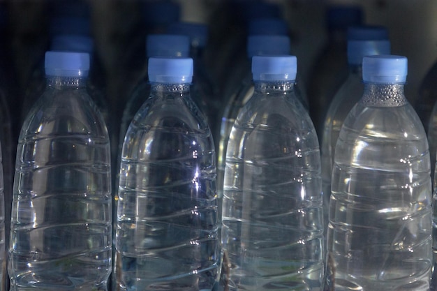Butelki z wodą w automacie