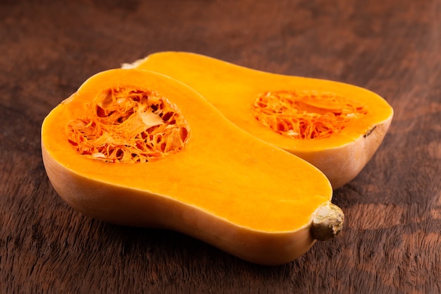 Butternut kabaczek nad starym drewnianym tłem