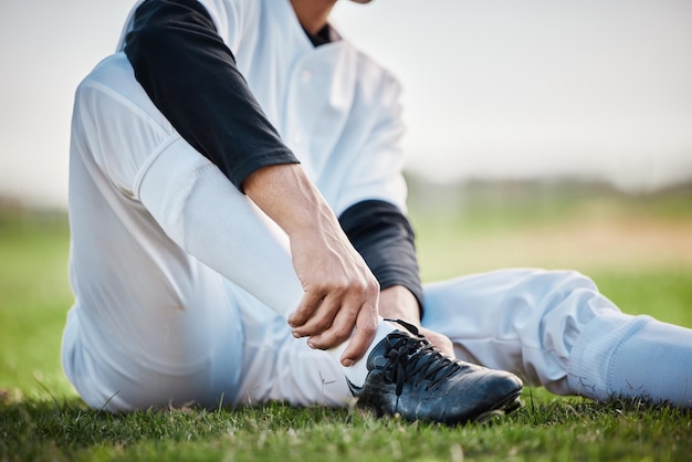 Buty Baseballisty I Ból Kostki Mężczyzna Z Kontuzją Sportową I Pierwszą Pomocą W Nagłych Wypadkach I Potrzebuje Opieki Medycznej Na świeżym Powietrzu Wypadek Napięcie Mięśni I Zapalenie U Mężczyzny Na Boisku Sportowym I Fitness