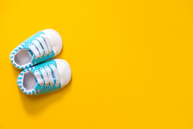 Buty dla noworodków na żółto.