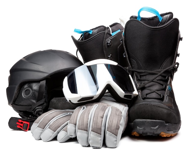 Buty do snowboardu z hełmem i rękawiczkami na białym tle