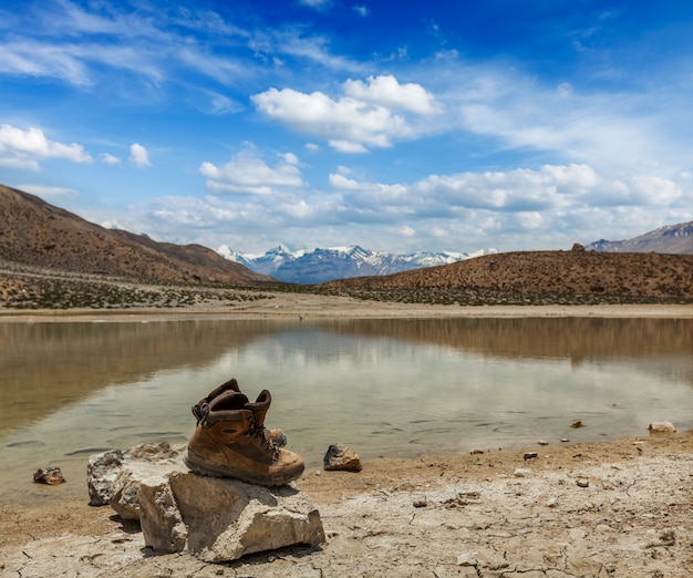 Buty Trekkingowe Na Górskie Jezioro W Himalajach
