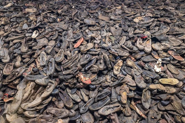 Buty więźnia obozu koncentracyjnego Auschwitz-Birkenau. Oświęcim, Polska