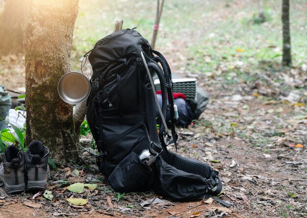 Zdjęcie buty z plecakiem i miska w górach sprzęt turystyczny do wędrówek