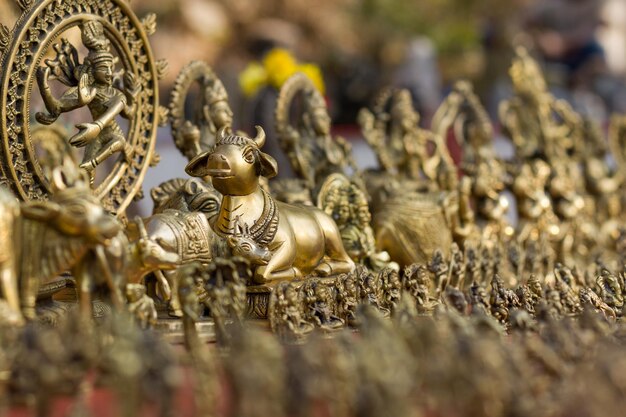 Byk Nandi i inne małe złote posągi w Chamundi Hills Mysore India Hinduski posąg religii