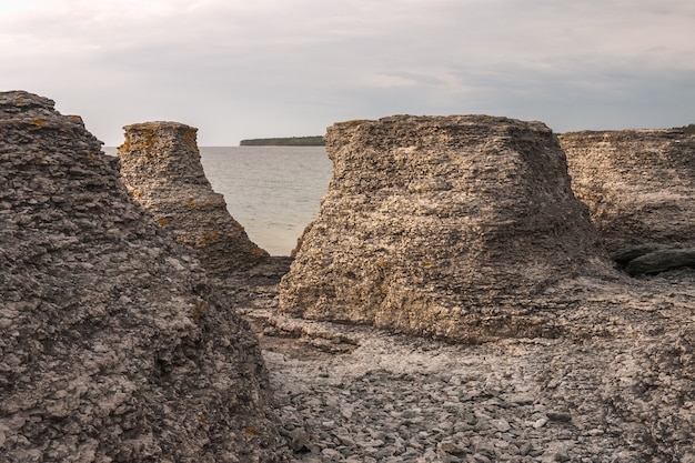 Byrum raukar na szwedzkiej wyspie Oland: spektakularne formacje wapienne.