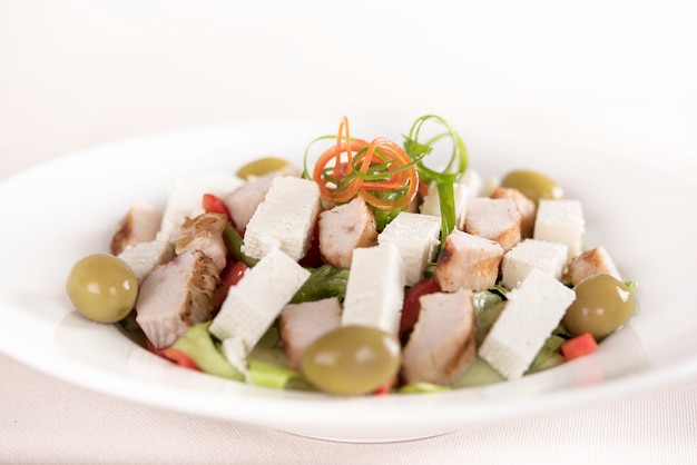 Caeser Salad z filetem z kurczaka, biała płyta