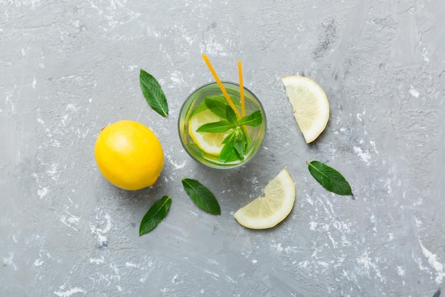 Caipirinha Mojito koktajl wódka lub napój gazowany z miętą wapienną i słomą na tle stołu Orzeźwiający napój z miętą i limonką w szklanym widoku z góry płasko leżał