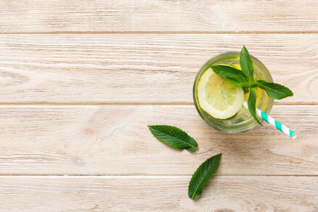 Caipirinha Mojito koktajl wódka lub napój gazowany z miętą wapienną i słomą na tle stołu Orzeźwiający napój z miętą i limonką w szklanym widoku z góry płasko leżał