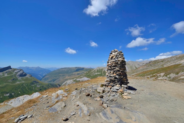 Cairn Przed Alpejskim Górskim Krajobrazem W Lecie