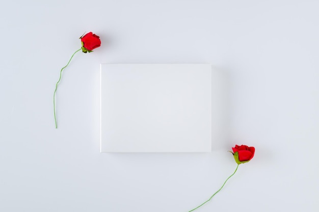 Caja blanca con rosas sobre fondo blanco