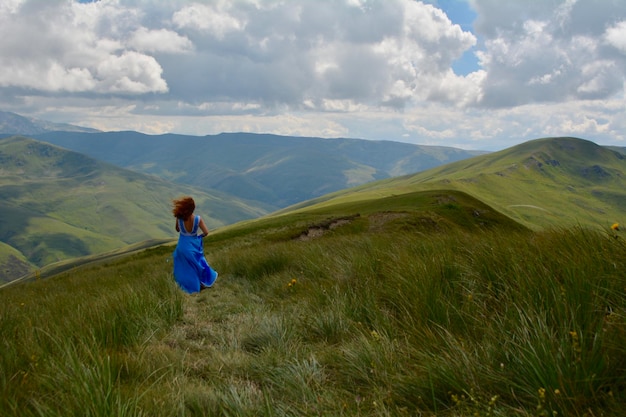 Zdjęcie cała długość kobiety biegnącej w górach