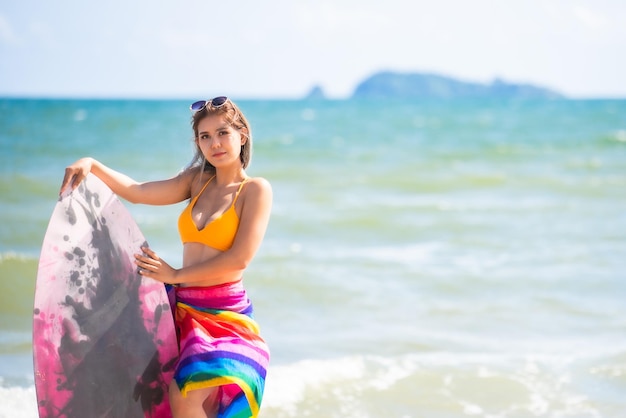 Zdjęcie cała długość kobiety stojącej na plaży