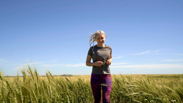 Zdjęcie cała długość kobiety stojącej na polu