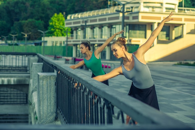 Zdjęcie cała długość kobiety stojącej przy balustradzie