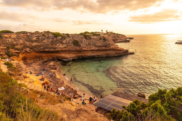 Cala Escondida o zachodzie słońca na plaży Cala Comte na wyspie Ibiza Baleary