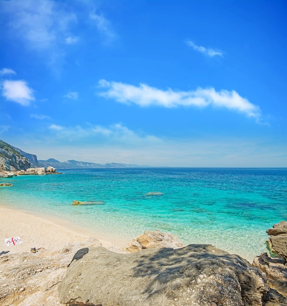 Cala Mariolu w pogodny dzień Sardynia