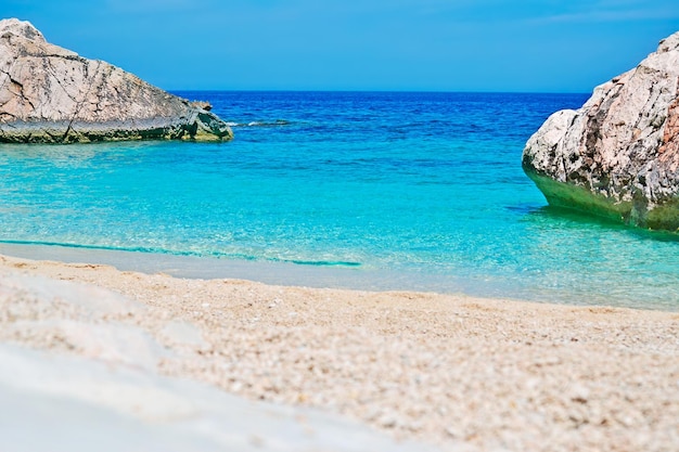 Cala Mariolu w pogodny dzień Sardynia