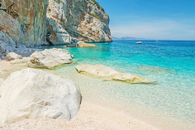 Cala Mariolu w pogodny dzień Sardynia