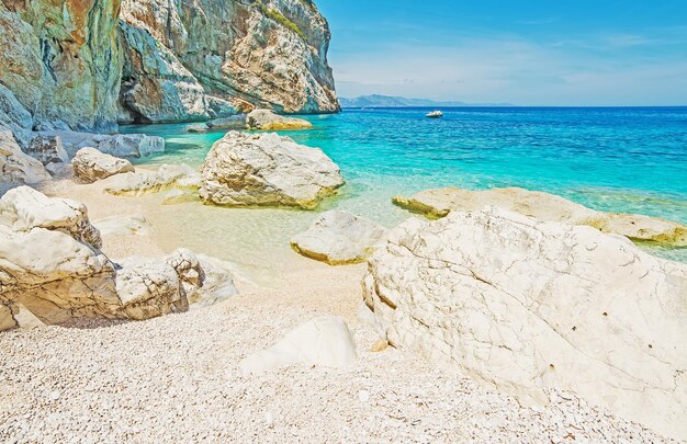 Cala Mariolu w pogodny dzień Sardynia