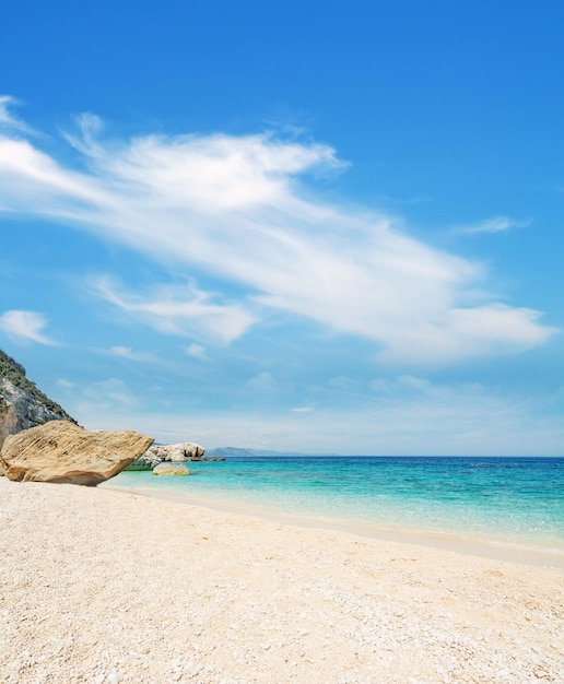 Cala Mariolu w pogodny dzień Sardynia