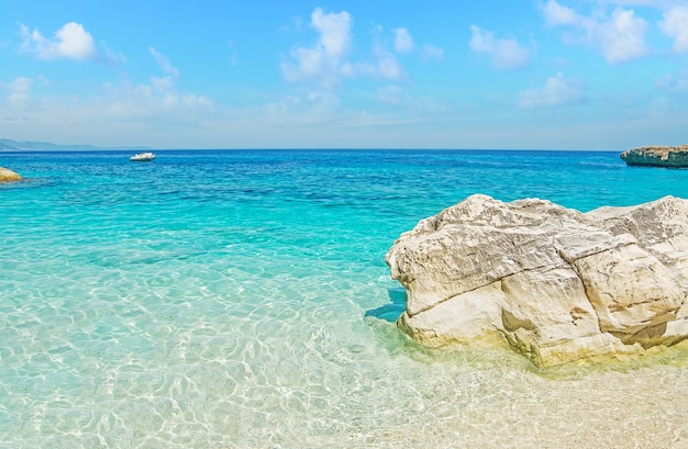 Cala Mariolu w pogodny dzień Sardynia