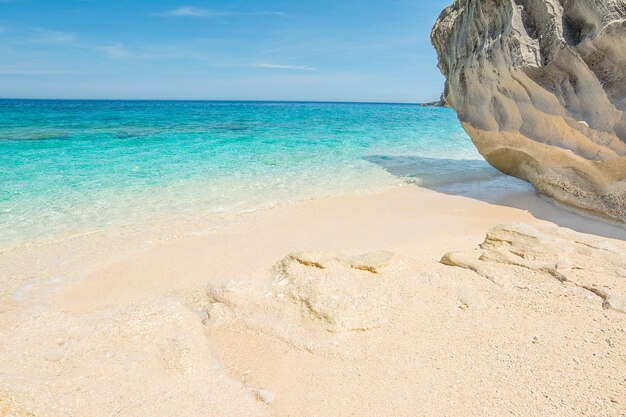 Cala Mariolu w pogodny dzień Sardynia