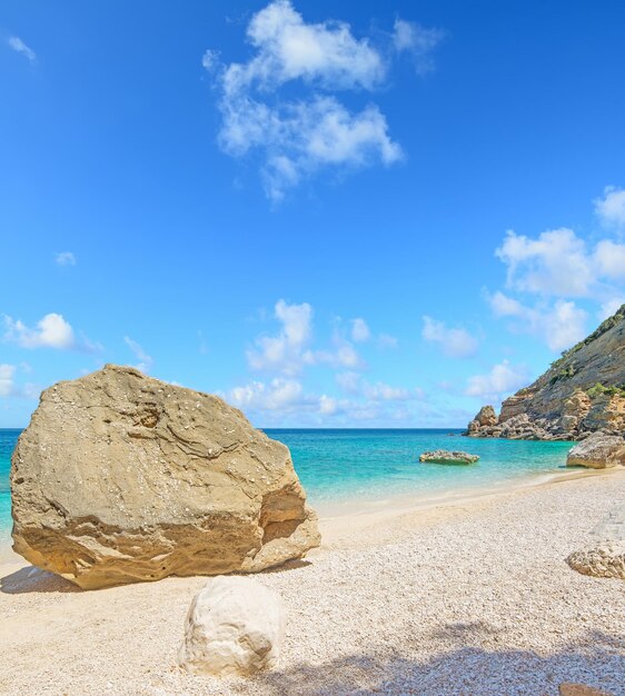 Cala Mariolu w pogodny dzień Sardynia