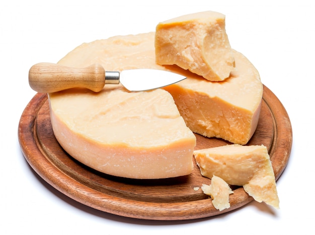 Cała okrągła głowa i kawałki parmezanu lub parmigiano