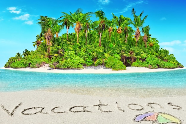 Zdjęcie cała tropikalna wyspa w obrębie atolu w tropikalnym oceanie i napisem wakacje w piasku na tropikalnej wyspie
