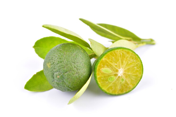 Calamansi na białym tle